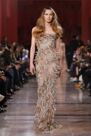 إيلي صعب يعيد تعريف بريق الكوتور في باريس