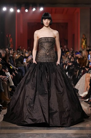 إيلي صعب يعيد تعريف بريق الكوتور في باريس