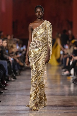 إيلي صعب يعيد تعريف بريق الكوتور في باريس