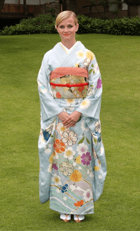 سابين تختار تصميم الكيمونو لإطلالتها في حفل رأس السنة