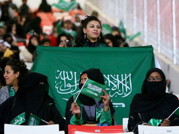 كرة القدم بأصوات النساء.. هيلة الفراج أوّل مُعلقة رياضية في تاريخ السعودية