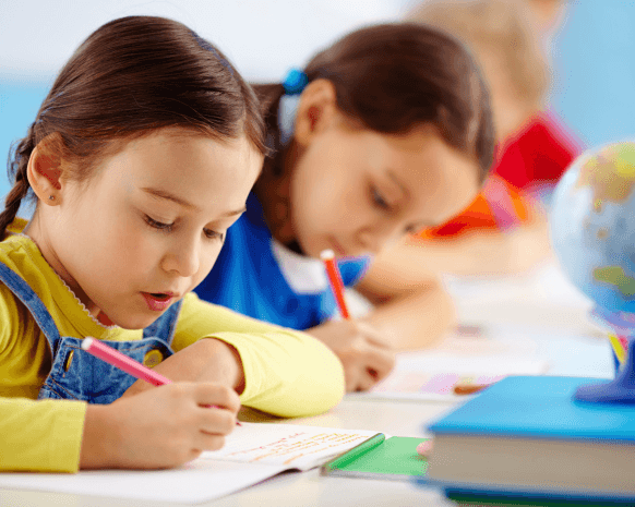 الامتحانات على الأبواب.. كيف تساعدين طفلك على التخفيف من توتره؟