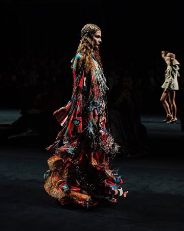 مجموعة Etro صيف 2026 ترقص على أنغام الموسيقى بجرأة بوهيمية