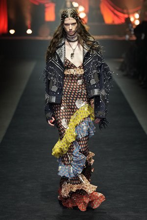 مجموعة Etro صيف 2026 ترقص على أنغام الموسيقى بجرأة بوهيمية
