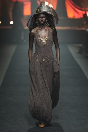 مجموعة Etro صيف 2026 ترقص على أنغام الموسيقى بجرأة بوهيمية