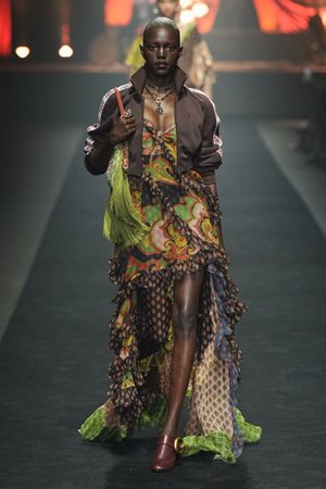 مجموعة Etro صيف 2026 ترقص على أنغام الموسيقى بجرأة بوهيمية