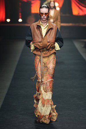 مجموعة Etro صيف 2026 ترقص على أنغام الموسيقى بجرأة بوهيمية