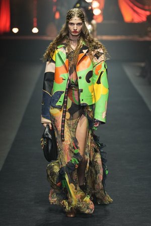 مجموعة Etro صيف 2026 ترقص على أنغام الموسيقى بجرأة بوهيمية
