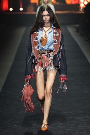 مجموعة Etro صيف 2026 ترقص على أنغام الموسيقى بجرأة بوهيمية