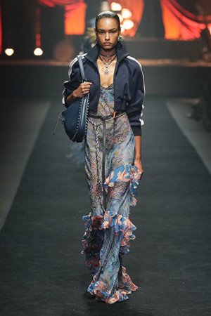مجموعة Etro صيف 2026 ترقص على أنغام الموسيقى بجرأة بوهيمية