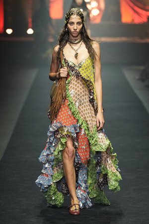 مجموعة Etro صيف 2026 ترقص على أنغام الموسيقى بجرأة بوهيمية