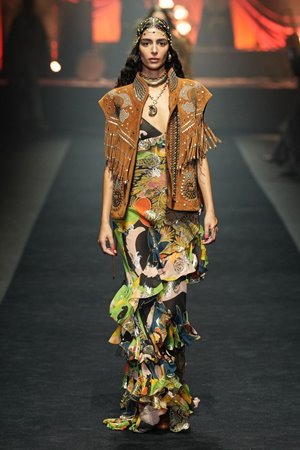 مجموعة Etro صيف 2026 ترقص على أنغام الموسيقى بجرأة بوهيمية
