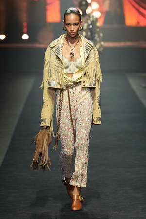 مجموعة Etro صيف 2026 ترقص على أنغام الموسيقى بجرأة بوهيمية