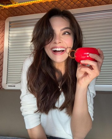 سينام أونسال تستعد لخبر سعيد وتكشف عن موقف طريف في 