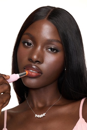 بلسم زيت الشفاه Silk Slip من SHEGLAM لعناية يومية بالشفاه