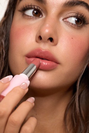 بلسم زيت الشفاه Silk Slip من SHEGLAM لعناية يومية بالشفاه