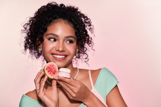 استعدّي لتألق لا يُضاهى في الأعياد مع تقويم الجمال من  Sheglam