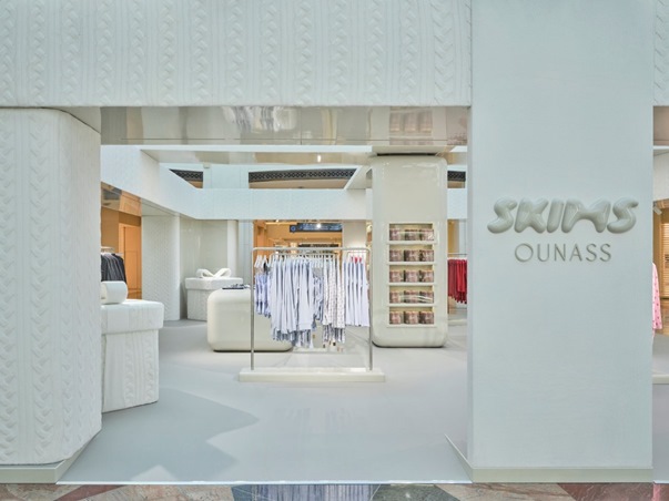 علامة SKIMS تصل إلى دبي استعداداً لموسم الهدايا والأعياد