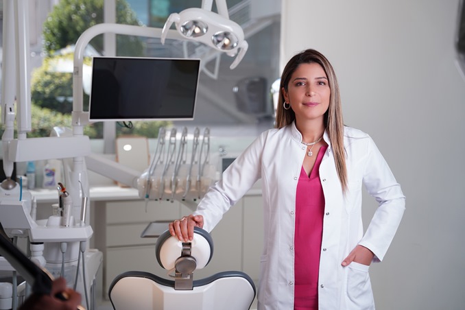 اكتشفي كيفية الحصول على ابتسامة هوليوود آمنة وناجحة