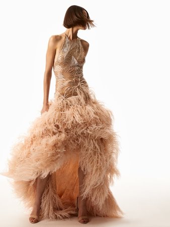 Oscar de la Renta يزرع أزهاره على شواطئ ليك تاهو في مجموعة ما قبل ربيع 2026