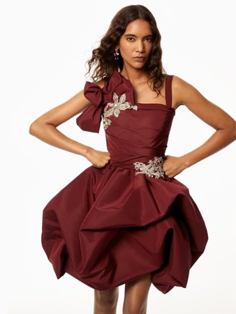Oscar de la Renta يزرع أزهاره على شواطئ ليك تاهو في مجموعة ما قبل ربيع 2026