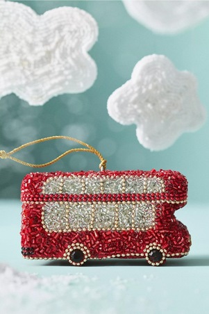 موسم الأعياد… أناقة تلمع بتوقيع أنثروبولوجي