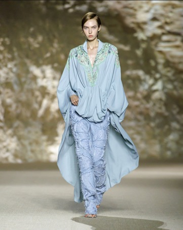 منتصف أسبوع الأزياء في الرياض 2025: توازن بين الأصالة العالمية والهوية السعودية