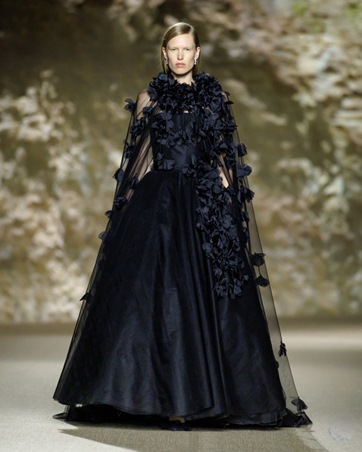 منتصف أسبوع الأزياء في الرياض 2025: توازن بين الأصالة العالمية والهوية السعودية