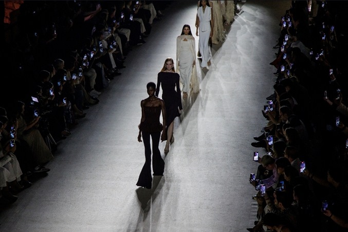 منتصف أسبوع الأزياء في الرياض 2025: توازن بين الأصالة العالمية والهوية السعودية