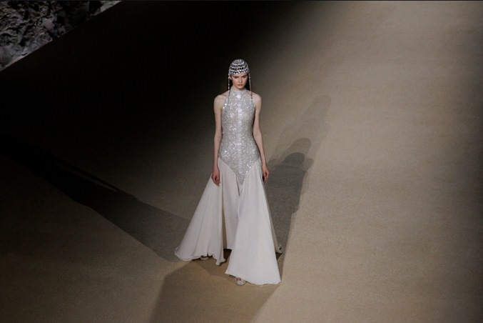 منتصف أسبوع الأزياء في الرياض 2025: توازن بين الأصالة العالمية والهوية السعودية