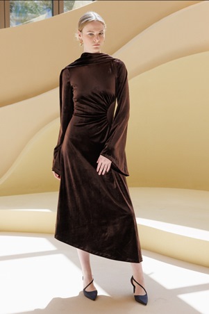 منتصف أسبوع الأزياء في الرياض 2025: توازن بين الأصالة العالمية والهوية السعودية