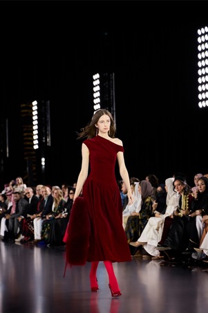 منتصف أسبوع الأزياء في الرياض 2025: توازن بين الأصالة العالمية والهوية السعودية