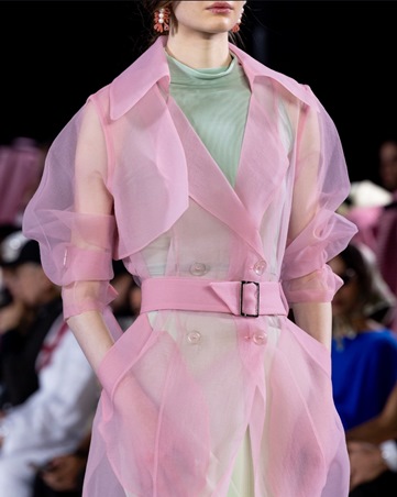 منتصف أسبوع الأزياء في الرياض 2025: توازن بين الأصالة العالمية والهوية السعودية