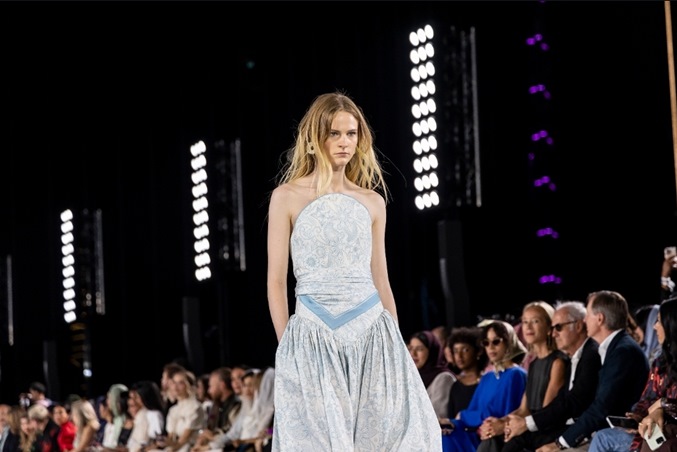 منتصف أسبوع الأزياء في الرياض 2025: توازن بين الأصالة العالمية والهوية السعودية