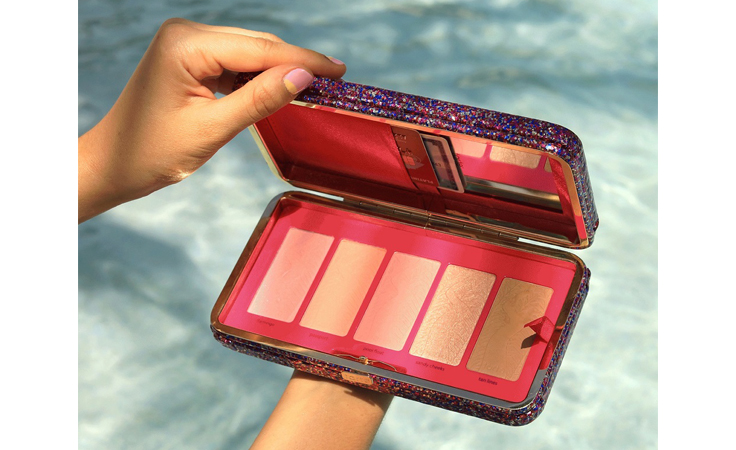 مؤسِّسة علامة Tarte: هذا هو المكياج المثاليّ للنساء الإماراتيّات