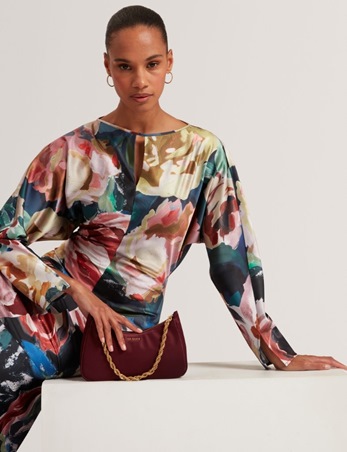 نحن نبحث عن موضة تحمل روح الماضي بلمسة عصرية... وتيد بيكر تحقق المعادلة ببراعة