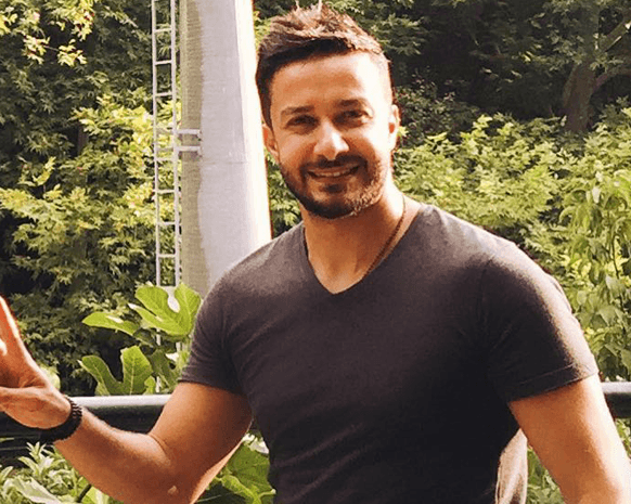 نواعم تكشف عن هوية مذيع 