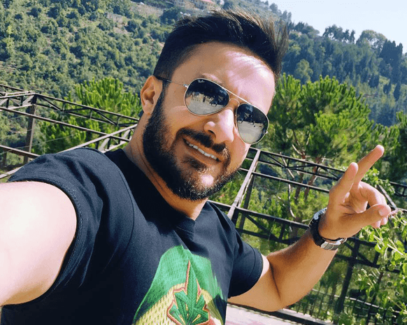 نواعم تكشف عن هوية مذيع 