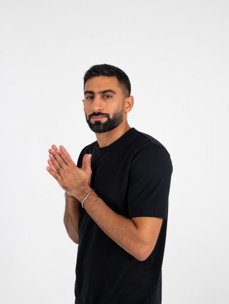أنس بوخش يعلن تأجيل برنامجه 