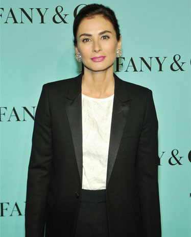 Tiffany & Co تفاجئ عالم المجوهرات بمجموعة Tiffany T الجديدة