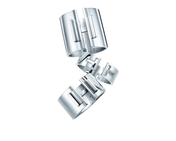 Tiffany & Co تفاجئ عالم المجوهرات بمجموعة Tiffany T الجديدة