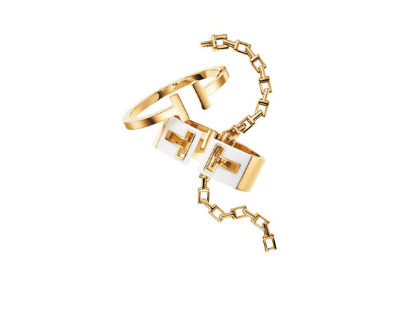 Tiffany & Co تفاجئ عالم المجوهرات بمجموعة Tiffany T الجديدة