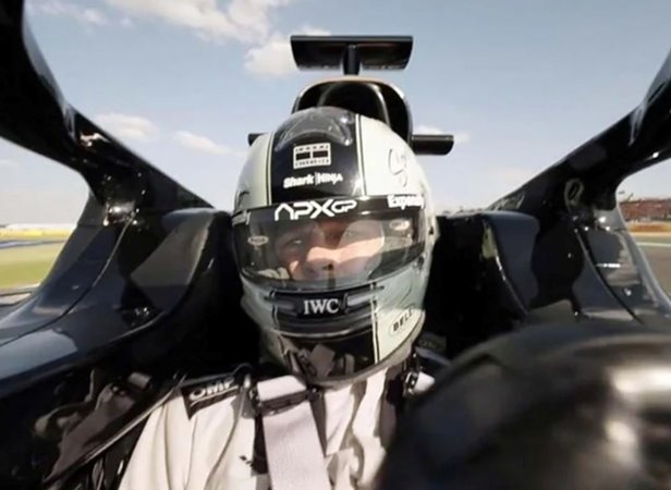 براد بيت بطل سباقات السيارات يعيد المجد في «F1»