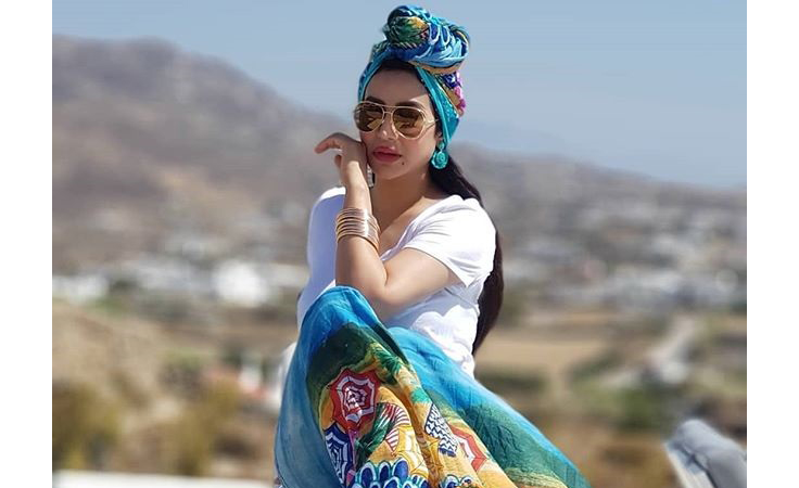 النجمات العربيات أصبحن يملكن هذه اللفّة في خزاناتهن.. وستايل لجين عمران هو الأنسب لنا!