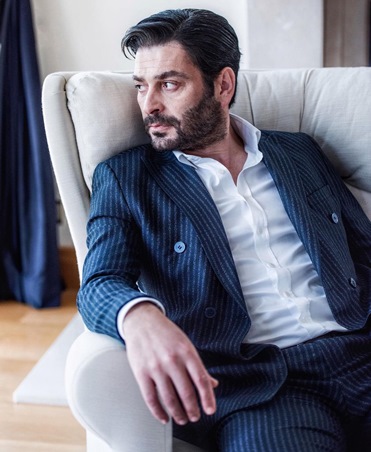 بطل المدينة البعيدة يوقف التصوير بسبب زوجته