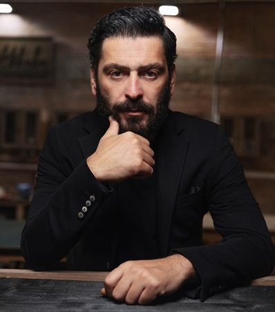 بطل المدينة البعيدة يوقف التصوير بسبب زوجته