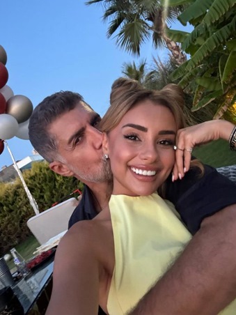 أوزجان دينيز يتجاهل مرض والدته وشقيقته توجه له رسالة صادمة