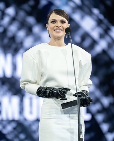 قرب زواج بطلة المدينة البعيدة وهكذا تستقبل العام الجديد