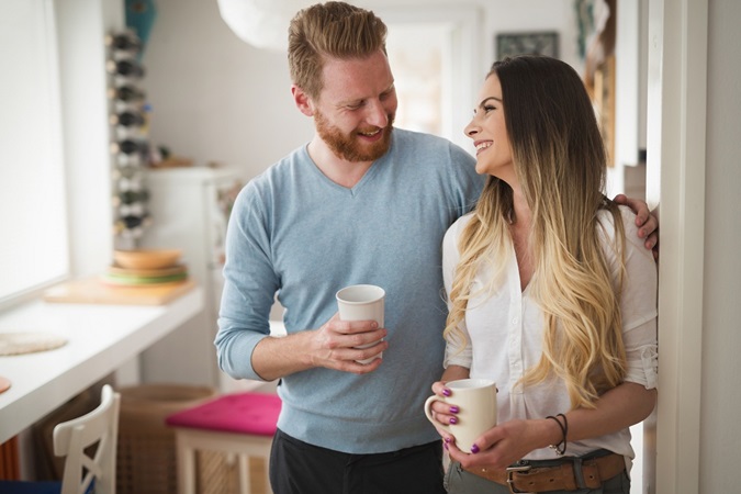 10 عبارات يحتاج زوجك إلى سماعها منكِ