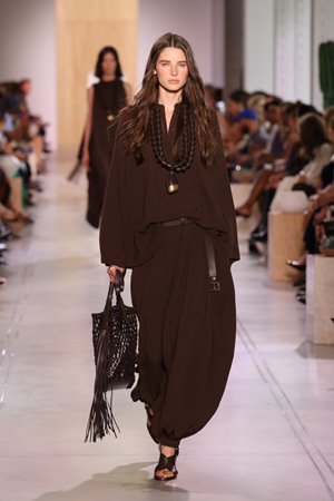من سراويل البالون إلى الأوشحة.. 6 صيحات ترسم أناقة أسبوع موضة نيويورك